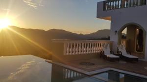 a balcony of a house with a view of the mountains at Olive Villa in Episkopianá