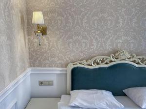 Posteľ alebo postele v izbe v ubytovaní Royal Grand Hotel