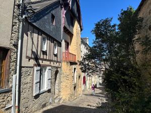 a person walking down a street in an alley at Authentique Lavallois T3 au cœur du vieux Laval in Laval