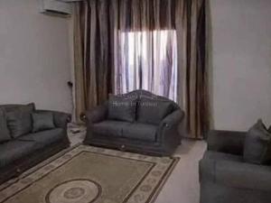 ein Wohnzimmer mit einer Couch und einem Sessel in der Unterkunft location saisonniere S2 a corniche in Kasnadar