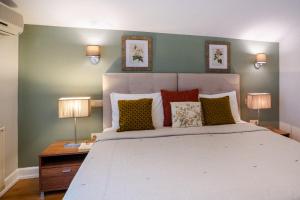 A bed or beds in a room at Cheya Sisli BNB Medical & Business City Center Tesvikiye Suites and Apartments