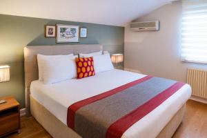 A bed or beds in a room at Cheya Sisli BNB Medical & Business City Center Tesvikiye Suites and Apartments