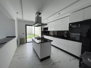 Η κουζίνα ή μικρή κουζίνα στο Location saisonniere Villa a Sousse
