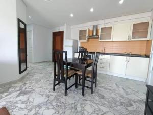 a kitchen with a table and chairs in a room at Super appartement a louer zone touristique Sousse. in Kasnadar