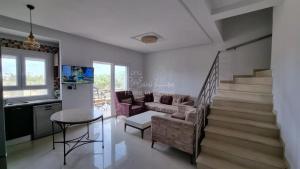 Televisyen dan/atau pusat hiburan di Location saisonniere Triplex Chatt Meriem