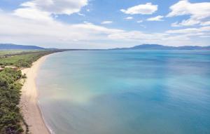 una vista aerea di una spiaggia e dell'oceano di Lovely Apartment In Magliano In Toscana a Magliano in Toscana Altre 29 foto