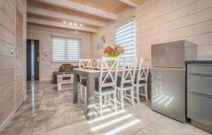 Un comedor con una mesa y un refrigerador. en 2 Bedroom Beautiful Home In Kolczewo, en Kołczewo