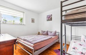 1 dormitorio con litera junto a una ventana en 2 Bedroom Nice Apartment In Hildfeld, en Winterberg