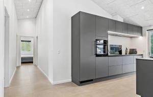 Dapur atau dapur kecil di Lovely Home In Haderslev With Wifi