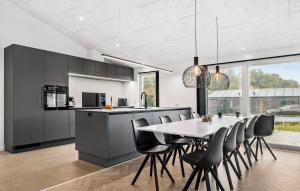Dapur atau dapur kecil di Lovely Home In Haderslev With Wifi