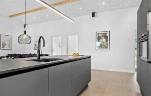 Dapur atau dapur kecil di Lovely Home In Haderslev With Wifi