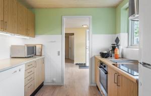 Kuchyň nebo kuchyňský kout v ubytování 2 Bedroom Cozy Home In Væggerløse