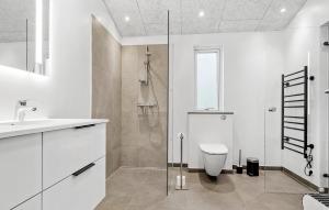 Bilik mandi di Lovely Home In Haderslev With Wifi