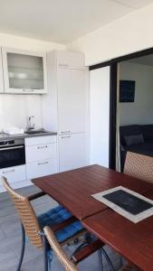 מטבח או מטבחון ב-Studio avec piscine et vue lagon