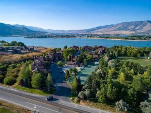 Photo de la galerie de l'établissement Powder Palace with Hot Tub and Resort Amenities, à Huntsville