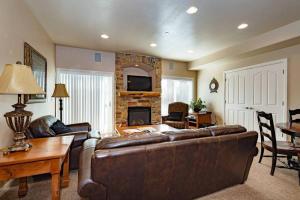 un soggiorno con divano e camino di Powder Palace with Hot Tub and Resort Amenities a Huntsville