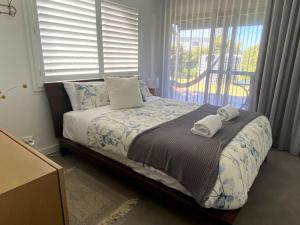 Postel nebo postele na pokoji v ubytování Lavish Home 4mins to the Beach Pet- Friendly House - Hosted by Canstay