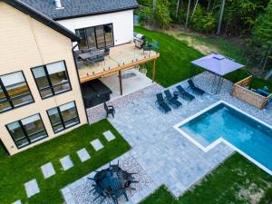 Bazén v ubytování Le Montagnard Spa Sauna Piscine Privés nebo v jeho okolí