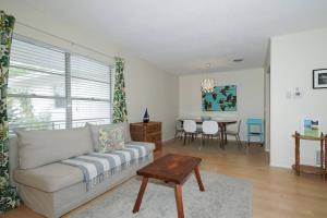 Χώρος καθιστικού στο The Manasota Beach House private Pool & Jacuzzi close to the beaches PET FRIENDLY