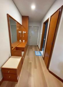 un bagno con due lavandini e uno specchio di Riverbank suites apartment level 9 a Kuching