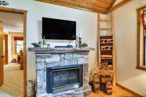 TV a/nebo společenská místnost v ubytování 3 Mi to Table Rock Lake Cabin with Fire Pit!