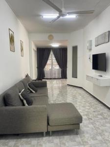 Kota BharuFZ's Paduka Homestay Kubang Kerian的配有沙发和平板电视的客厅