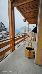une chaise sur un balcon avec vue sur l'océan dans l'établissement Mountain studio HN, à Nendaz