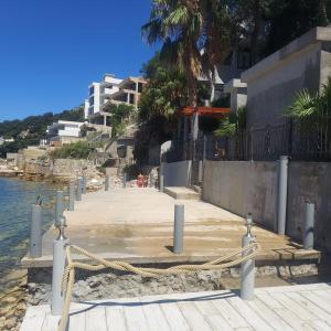 eine Promenade neben dem Wasser mit Gebäuden in der Unterkunft ALOHA Beach front Vacation Rental in Ulcinj
