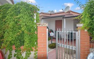 a gate to a house with a ivy covered fence at Villa Sandra in Marina di Modica +9 photos