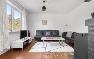 ein Wohnzimmer mit einer Couch und einem Tisch in der Unterkunft Nice Home In Skagen With Wifi in Skagen