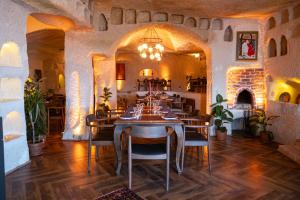 a dining room with a table and chairs at Urgup Evi Cave Hotel in Ürgüp