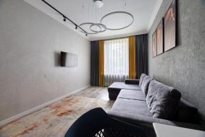 ein Wohnzimmer mit zwei Sofas und einer Couch in der Unterkunft Роскошные Двухкомнатные Апартаменты in Almaty