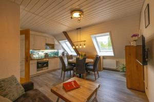 un soggiorno con un tavolo e una cucina di Ferienhof-Gerda-Ferienwohnung-Sternenhimmel a Oberkirnach