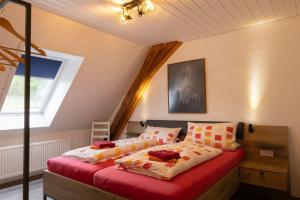 una camera da letto con due letti e una finestra di Ferienhof-Gerda-Ferienwohnung-Sternenhimmel a Oberkirnach
