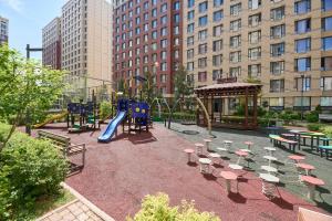 einen Spielplatz mit einem Tisch und einer Rutsche in der Unterkunft Роскошные Двухкомнатные Апартаменты in Almaty
