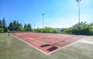 een tennisbaan met een net erbovenop bij Nice Apartment In Magliano In Toscana in Magliano in Toscana