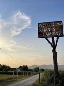 un cartello di benvenuto per il campeggio di xhams su una strada di Xhani Camping&Farm a Gucia e Re