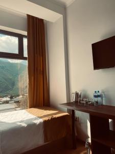 Postel nebo postele na pokoji v ubytování Melodia KAZBEGI