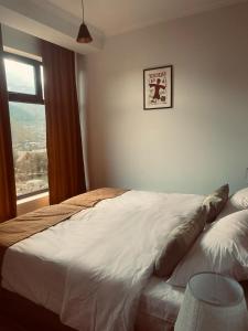 Rúm í herbergi á Melodia KAZBEGI
