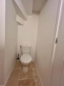 bagno con servizi igienici bianchi in camera di Maisonnette rénovée entre mer et montagne avec 4 couchages au cœur du village médiéval de Tourrettes sur loup proche st Paul de vence Grasse Gourdon Nice Cannes a Tourrettes-sur-Loup Altre 21 foto
