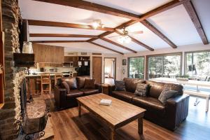 Heber SpringsRiverfront Retreat with Fire Pit Fish and Hike!的带沙发和桌子的客厅