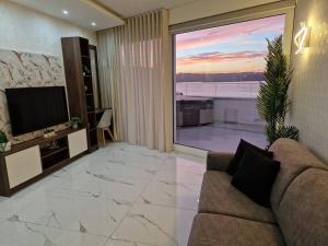 聖保羅灣城的住宿－Ivory Suite Ph With Views And Jacuzzi By Homely，相簿中的一張相片