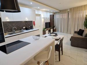 聖保羅灣城的住宿－Ivory Suite Ph With Views And Jacuzzi By Homely，相簿中的一張相片