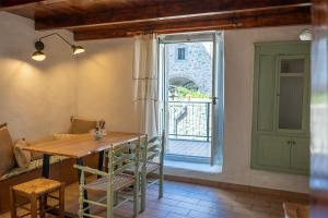 a room with a table and chairs and a window at Gabriela's Home in Mestá