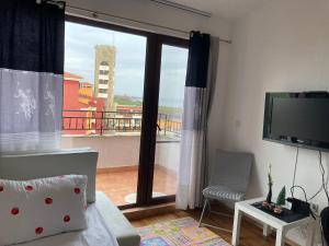 TV a/nebo společenská místnost v ubytování Аpartments Comfort -Marina Cape