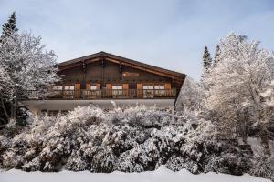 a house in the snow with trees at Alpenchalet Trutmundi undri in Eischoll