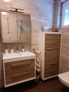 Ένα μπάνιο στο Apartment IUSTUS PINUS +16 φωτογραφίες
