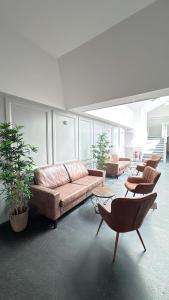 uma sala de estar com um sofá e cadeiras num quarto em Dublin Quayside Hostel em Dublin