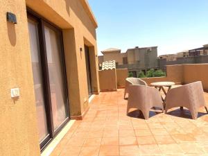 Rõdu või terrass majutusasutuses Studio inside Casa Beverly Hills Compound رقم الهاتف صفر صفر اتنين صفر واحد واحد صفر اتنين اربعه ثلاثه صفر 222 +2 fotot