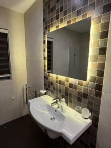 Salle de bains dans l'établissement Monita 113, Seaside Apartment with Access to Pool and Pleasant Views